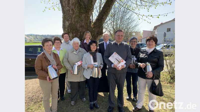 Aus dem Erlös der Palmbuschenaktion schaffen die Land- und KAB-Frauen neue Thermoskannen für das Herz-Jesu-Pfarrheim an. Pfarrer Markus Bruckner dankt ihnen für die Spende. Bild: mez