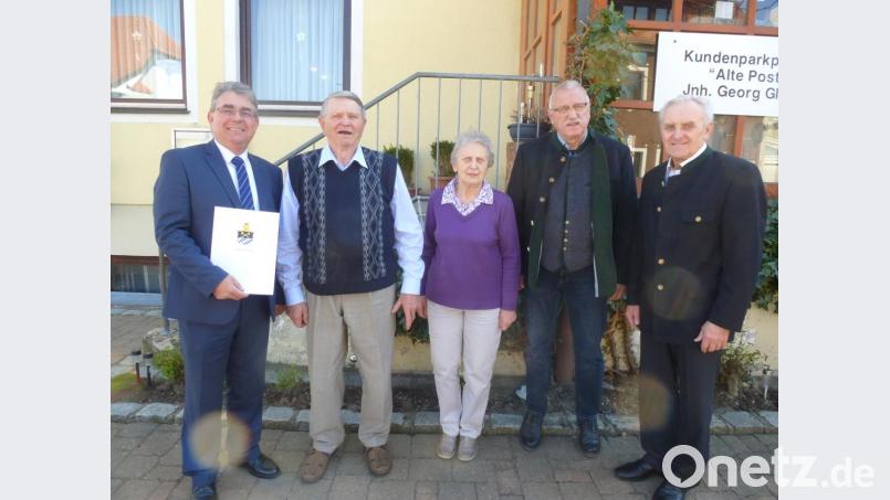 &quot;Nach zwei Operationen bin ich gesundheitlich zufrieden&quot;, sagt Hans Janner (Zweiter von links mit Ehefrau Luise), dem die Bürgermeister Norbert Bücherl (links) und Helmut Klier sowie Marktrat Heinrich Müller (von rechts) Glückwünsche überbringen. Bild: bk