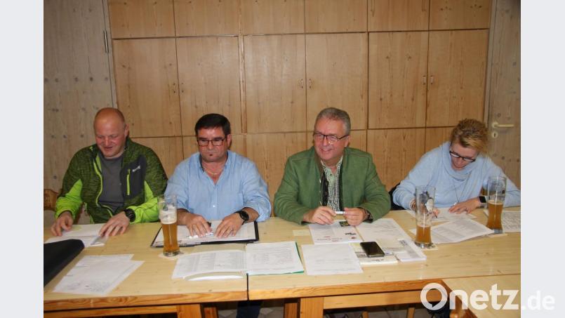 Zum Thema Bürgerfest äußerte sich Festleiter Christian Weig (links). Den Vorsitz in der Kartellversammlung hatte Michael Klarner (Zweiter von links). Das Protokoll führte Sabine Saller (rechts neben Bürgermeister Toni Dutz). Bild: wro