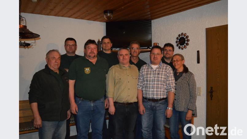 Hans Mösbauer (Mitte) übernimmt erneut den Vorsitz bei den Kreuzbergschützen Muschenried. Dazu gratulierte auch dritte Bürgermeisterin Monika Ermer (rechts). Bild: bej