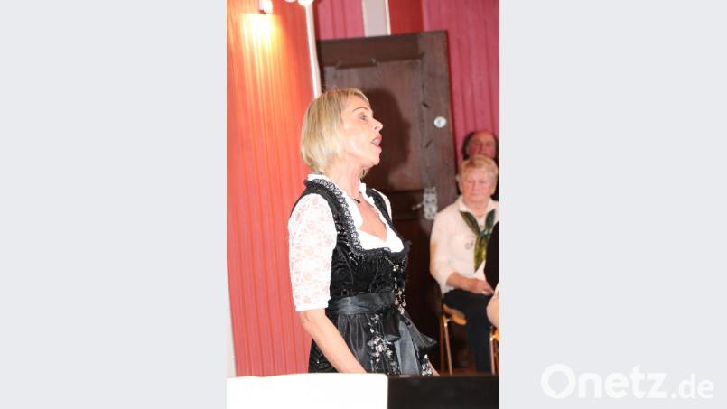 Monika Sack erfreut mit dem Lied „Letzte Rose“ aus der Oper „Martha“. Bild: rpp