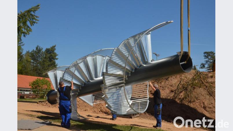 Die Spiraltreppe zu den beiden Rutschen wurde am Mittwoch angeliefert. Bild: Kunz