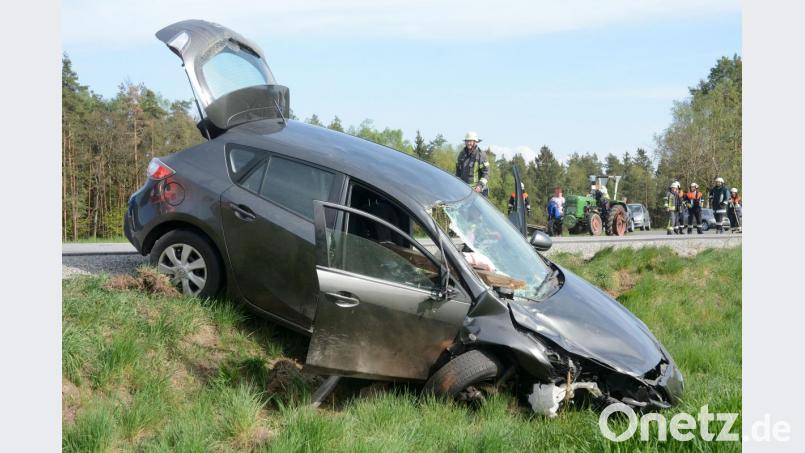 Der 18-jährige Fahrer dieses Mazda hatte bei dem Auffahrunfall riesiges Glück. Ein Holzpfahl bohrte sich auf der Beifahrerseite in das Auto. Dort saß glücklicherweise niemand. Bild: Gabi Schönberger