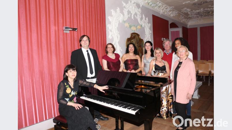 Dieses Ensemble begeistert das Publikum im Kloster Speinshart: (von links) Anna Baturina-Ringlein (musikalische Leitung), Marius Pöhnlein, Evi Haberberger, Irmgart Seemann, Mirjam Teile, Monika Sack, Gerhard Pohl (Regie), Melanie Akinbisehin und Anneliese Meyer-Adam (Gesangsausbildung). Bild: rpp