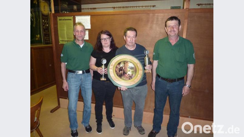 Die erfolgreichsten Teilnehmer am Osterschießen waren Corinna Werner und Rudolf Stark, im Bild mit mit ihren Trophäen sowie mit Schützenmeister Helmut Werner (rechts) und Michael Knott (links). Bild: mkj