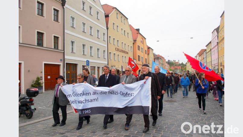 Bürgermeister Jürgen Huber (Zweiter von rechts) und Regierungspräsident Axel Bartelt (Dritter von rechts) führten den Gedenkzug an. Bild: Hanna Gibbs