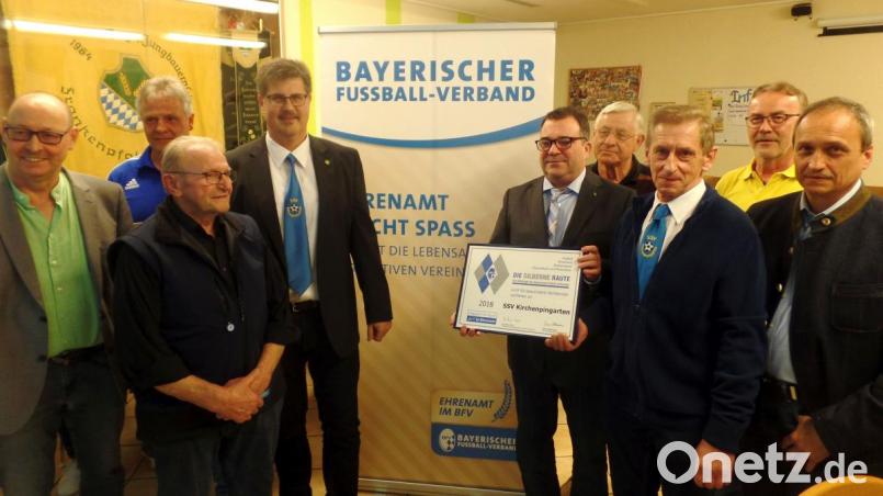 Der SSV erhält erneut die „Silberne Raute“: (von links) Kreisvorsitzender Manfred Neumeister, Gerhard Langsteiner, SSV-Ehrenvorstand Alois Scherm, Vorsitzender Holger Sailer, Kreisehrenamtsbeauftragter Stefan Schmitt, SSV-Ehrenvorsitzender Heribert Melzner, Raimund Scharf, SSV-Ehrenvorsitzender Alfred Küchler und Bürgermeister Klaus Wagner. Bild: br