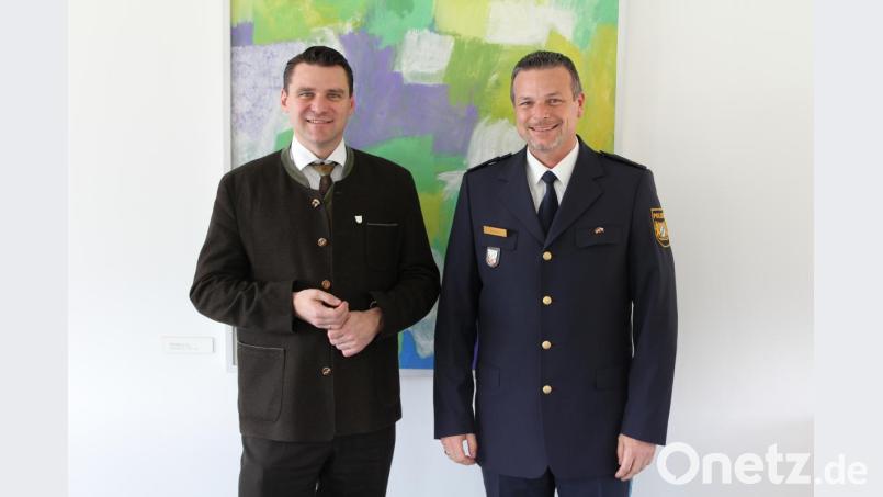 Christian Kiener (rechts) stellte sich als deutscher Koordinator im Gemeinsamen Zentrum Schwandorf bei Landrat Thomas Ebeling vor. Bild: exb