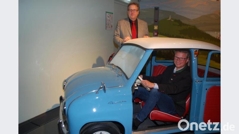 Wissenschaftsminister Bernd Sibler nahm in einem Goggomobil Platz, das Teil der Ausstellungsabteilung „Wirtschaftswunder“ ist. Dahinter
Museumsfachmann Richard Loibl. Bild: gib