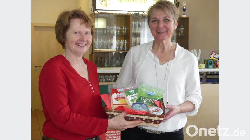 Petra Schäffler (links) dankt im Namen der BBV-Frauensprecherinnen Referentin Petra Hager mit Käsespezialitäten für ihren Vortrag. Bild: rn