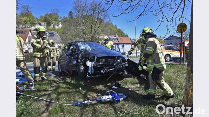 Noch unklar stellt sich am Ostermontag der Hergang eines Unfalls in Rosenberg dar. Ein 62-jähriger Autofahrer wird dabei schwer verletzt. Bild: Petra Hartl