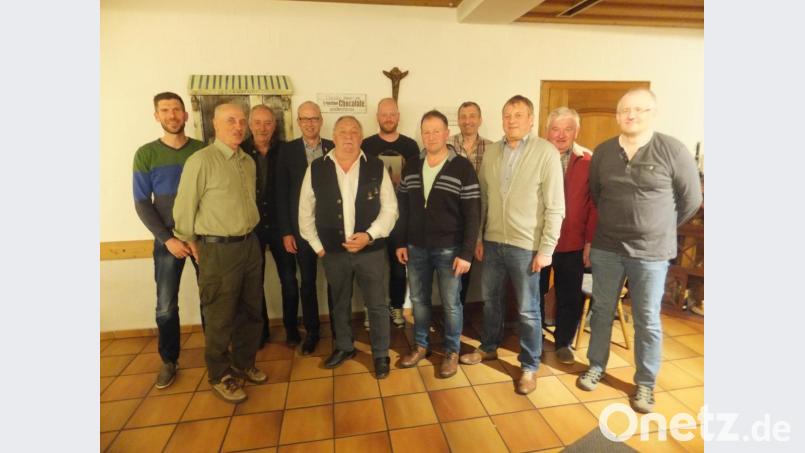 Dem neuen Vorstand der Jagdgenossenschaft Süß um Jagdvorsteher Hans Lederer (Dritter von rechts) gratulieren Jagdpächter Richard Sichelstiel (Zweiter von links), Bürgermeister Bernhard Lindner und Jagdpächter Georg Geilersdörfer (ab Vierter von links) sowie Jagdpächter Josef Sichelstiel (Vierter von rechts). Bild: ibj