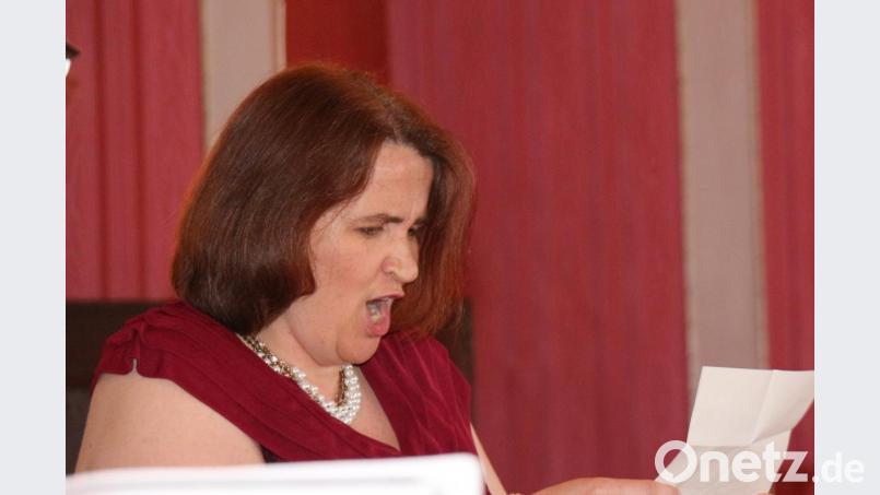 Evi Habermann singt und schauspielert sich so richtig in Fahrt. Hier ist sie aufgebracht, weil sie erkennt, dass sie den gleichen Brief wie ihre Bekannte bekommen hat. Bild: rpp