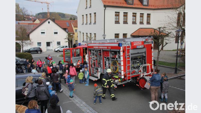 Aus dem Feuerwehrmann Sam aus dem Büchlein in der Vorlesestunde ist plötzlich „Löschmeister Christian“ (vorne in der Einsatzuniform“ geworden, der den Kindern und ihren Eltern die Gerät-schaften in und am Löschfahrzeug erklärte.
Bilder: frd
. Bild: frd