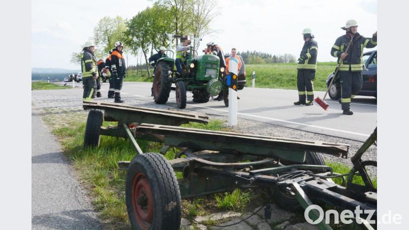 Auf der Kuppe bei Bechtsrieth fuhr ein Autofahrer auf einen Traktor mit Hänger auf. Bild: Gabi Schönberger