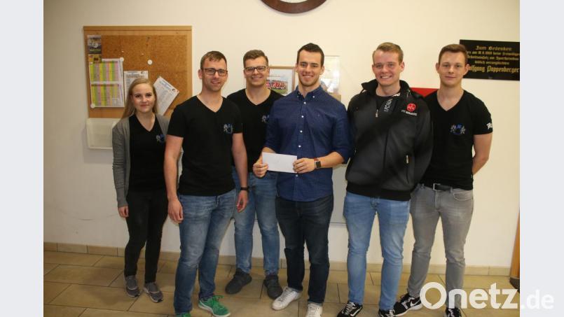 Die Junge Union bleibt ihren Vorsätzen treu und kümmert sich weiter um die Jugendförderung in Grafenwöhr. Dazu überreichten sie diesmal stellvertretendem Vorsitzenden Konstantin Knobloch (Dritter von rechts) eine 500-Euro-Spende für die SV Grafenwöhr freuen. Bild: exb