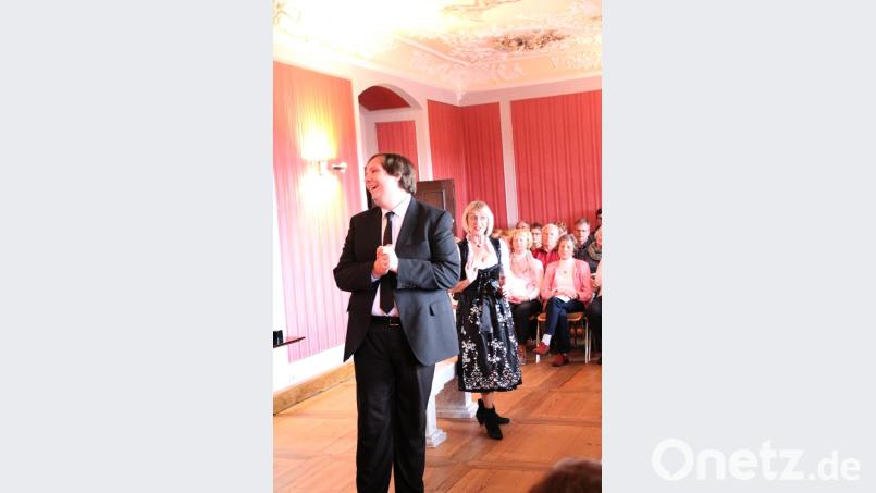 Marius Pöhnlein (Bss) und Monika Sack (Sopran) setzen den Streit von &quot;Baculus&quot; und &quot;Gretchen&quot; aus der Oper „Wildschütz“ gekonnt in Szene. Bild: rpp