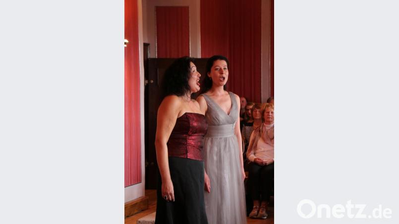Irmgart Seemann (Mezzosopran) und Mirjam Theil (Sopran) singen sich mit ihrem schwungvollen „Ich wollt´, meine Lieb ergösse“ in die Herzen der Zuhörer. Bild: rpp