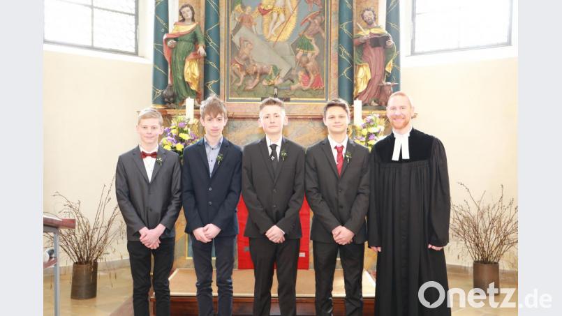 Pfarrer Christoph Zeh (rechts) mit den Konfirmanden Felix Lau, Jakob Prölß, Jakob Tretter und Aron Steiner. Bild: njn