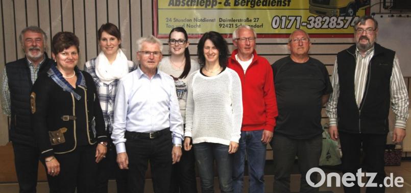 Die Mitglieder Georg Obendorfer, Rosi Krempl, Rebecca Federer, Rudi Hobmeier, Anna-Lisa Lippert, Beate Karl, Rainer Pfeiffer, Karl Dirscherl und Manfred Peter (von links) bilden den neuen Vorstand der Kegelabteilung des ASV Fronberg. Bild: Hirsch