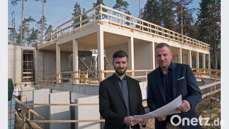 Die Prokuristen Andreas Sandner und Michael Wachsmann (von links) sind zufrieden mit dem Baufortschritt am neuen Verwaltungsgebäude. Bild: tr