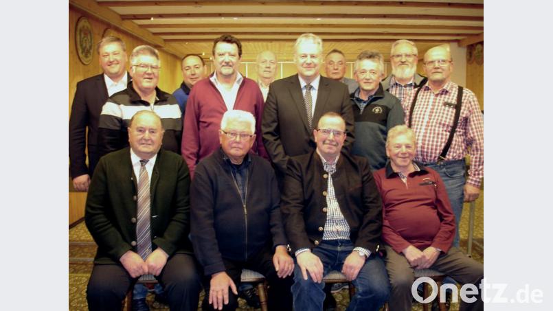 Der neue Vorstand der Kurfürstlichen Böllerschützen Amberg-Sulzbach (sitzend, von links): Ehrenmitglied Karl Federer, Ehrenvorsitzender Günther Strobl, Andreas Otterbein und Ludwig Angermeier sowie (stehend, von links) Bürgermeister Stefan Braun, Wolfgang Moll, Holger Hennig, Vorsitzender Reinhard Maag, Herbert Bauer, Landrat Richard Reisinger, Rainer Kemmling, Fritz Seegerer, Georg Pickelmann und Roland Lippold. Bild: exb