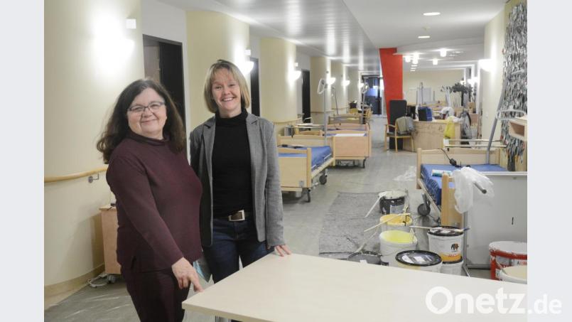 Pflegedienstleitern Elfriede Dollhopf und Susanne Wagner (rechts), Leiterin des Hospiz St. Felix, freuen sich auf die Eröffnung. Noch haben die Handwerker das Sagen. Bild: Gabi Schönberger