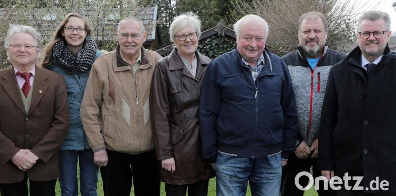 Der neu gewählte Vorstand mit Horst Renner an der Spitze nimmt die Gratulation von Bürgermeister Michael Göth (rechts) und Altbürgermeister Gerd Geismann (links) entgegen. Bild: Wolfgang Steinbacher