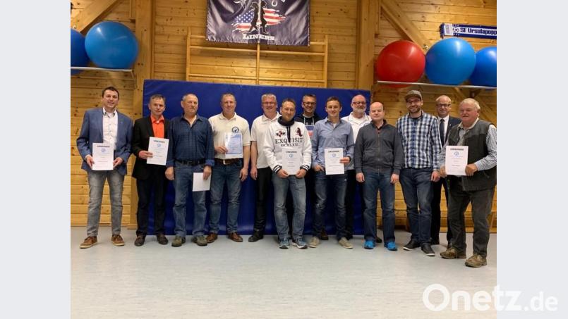 Bürgermeister Bernhard Lindner (Zweiter von rechts) und SFU-Vorsitzender Georg Erras (Fünfter von rechts) ehrten bei der Jahreshauptversammlung etliche treue Mitglieder. Bild: exb