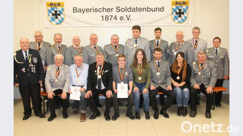 Medaillen und Urkunden erhielten die Einzelsieger. Ulrich Knoch (rechts) und Joseph Meindl (links), sowie Kreiskönig Christian Danner (hinten, mit Kette). Bild: dl