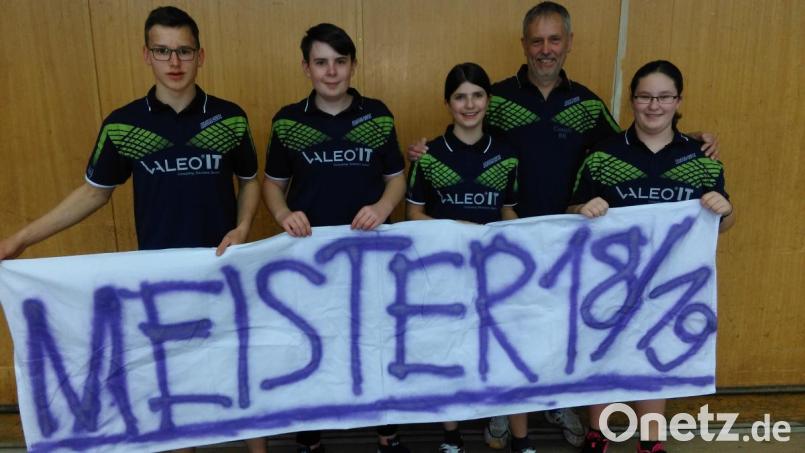 Meister in der Bezirksliga (von links): Lukas Fleischmann, Aaron Burkart, Sophia Ziegler und Sophie Wild mit Jugendwart Richard Klinger. Bild: wdb