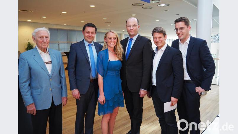 Finazminister Albert Füracker (Vierter von links) im Kreis der regionalen CSU-Vertreter (von links)
Bundestagsabgeordneter a. D. Max Kunz, Vorsitzender CSU-Kreisverband Weiden Stephan Gollwitzer,
CSU-Europawahlkandidatin Maria Sponsel, Mittelstandsunion-Bezirksvorsitzender Benjamin Zeitler
und CSU-Europawahlkandidat Christian Doleschal Bild: Bühner