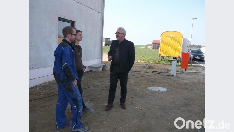 Bürgermeister Schopper im Gespräch mit Herbert und Christine Bäuml (von links) im Neubaugebiet Püchersreuth. Familie Bäuml schätzt die Kinderbetreuung am Ort und die Nähe zur Autobahn. Bild: trj