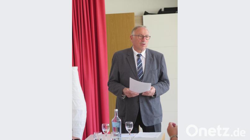 Neben eindruckvollen Zahlen hat Kreisvorsitzender Georg Brand (stehend) auch eine Bitte an die Kemnather VdK-Mitglieder. Sie sollen den Vorstand ihres Ortsverbandes unterstützen. Bild: jzk