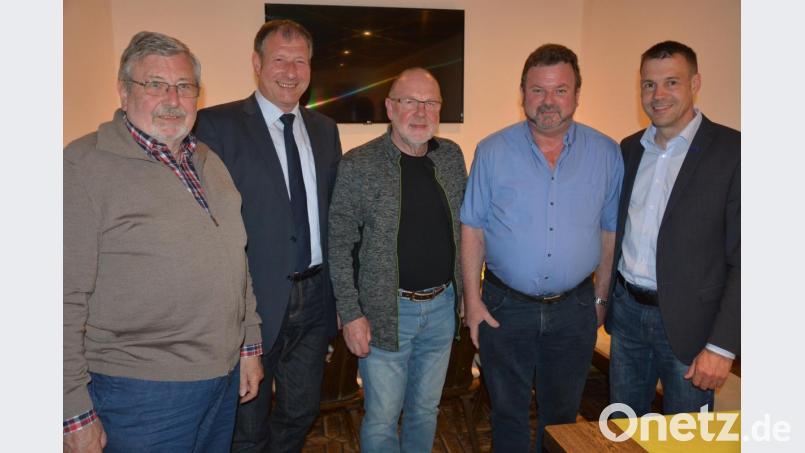 Nur zwei Mitglieder, die für langjährige Mitgliedschaft bei den Siedlern gewürdigt wurden, waren persönlich anwesend. Im Bild (von links) Kreisvorsitzender Otmar Zeitler, Zweiter Bürgermeister Reinhard Wurm, Alois Weiß, Anton Burger und Vorsitzender Andreas Malzer. Bild: jr