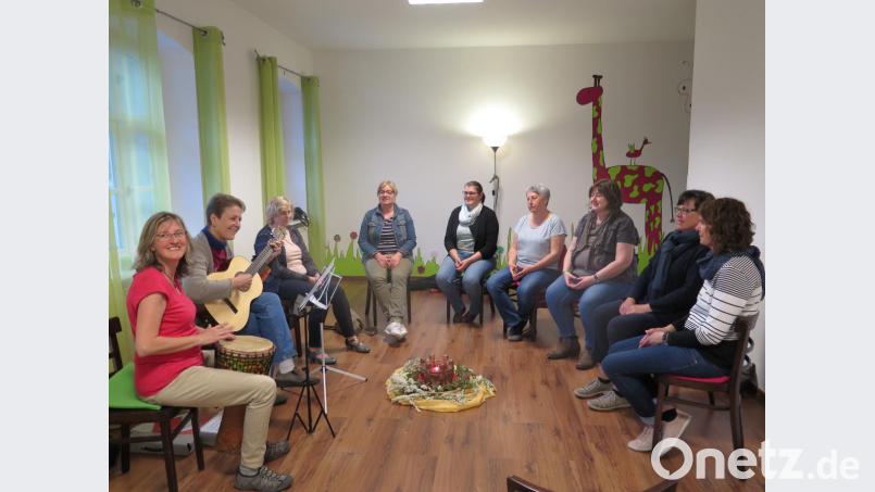 Beim Chantabend mit Andrea Kick (links) spüren die Frauen, wie gut das Singen für Körper, Geist und Seele ist. Bild: jzk