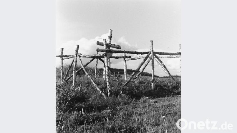 Eine Einfriedung und ein Kreuz aus Birkenstämmen markieren vor 1950 ein Häftlingsgrab in der Flur bei Pullenried. Bild: lg