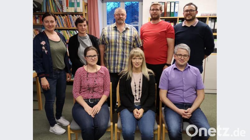 Die neue Vorstandschaft des Fördervereins der Landgraf-Ulrich-Schule Pfreimd zusammen mit Schulleiterin Silke Schmidt (links): Vorsitzender Gerhard Pamler (hinten, 2. v. rechts), 2. Vorsitzende Sandra Raab (vorne, Mitte), Kassier Claudia Paulus (vorne, links) und Schriftführer Benjamin Hannes (hinten, rechts) zusammen mit den Beisitzern Anna Schmittner (hinten, 2. v. links), Helmut Wölker (hinten, Mitte) und Georg Hirmer (vorne, rechts) Bild: hir