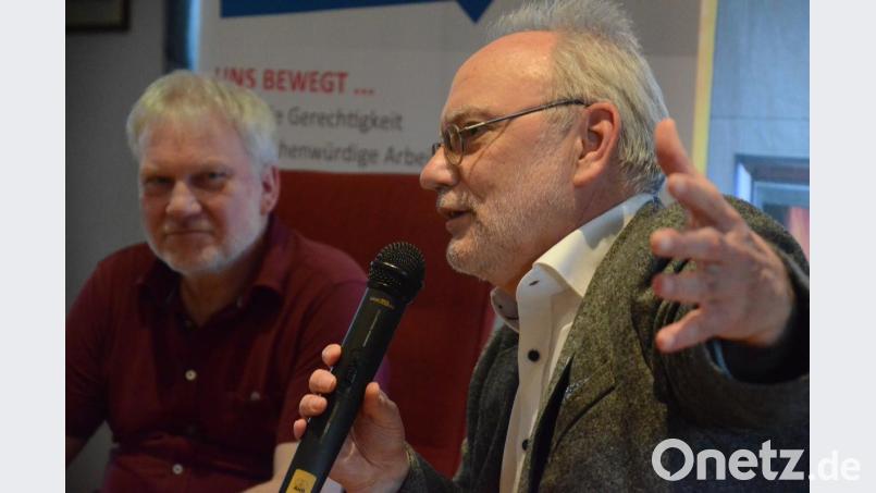 Hannes Kreller (rechts) zweifelt am Vorzug von Heimarbeitsplätzen. Er glaubt, dass sich der Druck auf die Arbeitnehmer nur erhöht. Alfons Ernstberger (links) leitet die Diskussionsrunde. Bild: Kunz