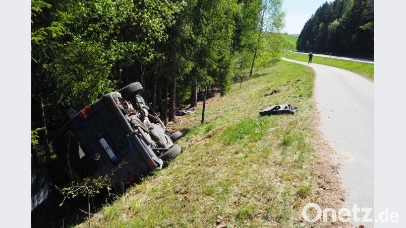 Nach einem Überschlag landete der VW-Bus völlig demoliert im angrenzenden Wald. Bild: bl