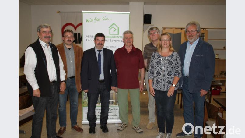 Helmut Grünbauer (Dritter von links) ist weiter Vorsitzender des Kreisverbandes Neustadt im Verband Wohneigentum. Im zur Seite steht sein bewährtes Vorstandsteam, in das nur Alexandra Kurz (Zweite von rechts) neu gewählt wurde. Reinhard Ott (links), der neue Bezirksvorsitzende, stellte sich in der Versammlung vor. Bild: prh