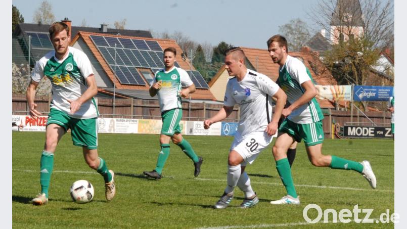 Am Ostermontag zog der SV Mitterteich gegen Spitzenreiter FC Eintracht Bamberg klar mit 0:4 den Kürzeren. Hier beschäftigt Lukas Schmittschmitt (weißes Trikot) gleich drei Mitterteicher, von links Martin Bächer, Matthias Männl und Daniel Stich. Am Freitag um 18.30 Uhr bestreiten die Stiftländer das nächste Heimspiel gegen die SpVgg Selbitz. Bild: chap