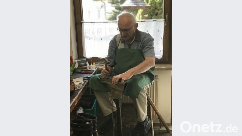 Georg Eichmann bei der täglichen Arbeit in seiner Werkstatt, die Präzision erfordert. Bild: ksi