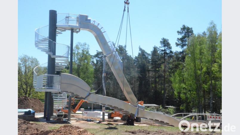 Inzwischen kann man sich schon vorstellen, wie die Rutschanlage im Schätzlerbad aussehen wird. Bild: Kunz