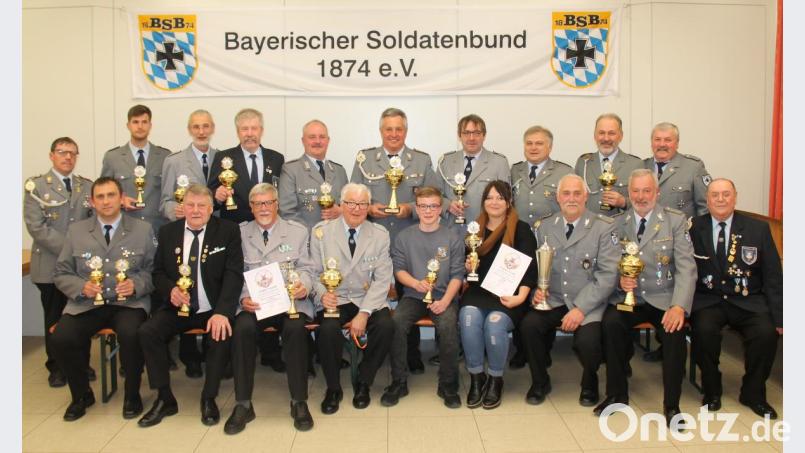 Die Mannschaftssieger des 27. Kreiskameradschaftsschießens mit Kreisvorsitzenden Ulrich Knoch (links) und Kreisschießwart Joseph Meindl (rechts). Bild: dl