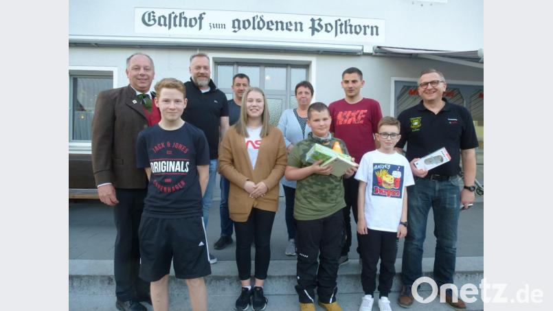 Die glücklichen Gewinner des Ostereierschießens der Hubertus-Schützen. Bild: bk
