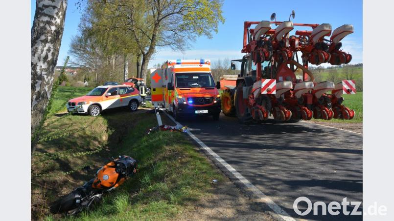 Das Honda-Motorrad (links) und der Traktor krachten ineinander. Die Straße war während der Bergungsarbeiten komplett gesperrt Bild: jr