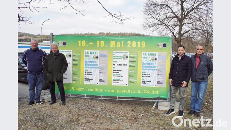 Die 90. Hauptversammlung des OWV-Hauptvereins Weiden findet am Samstag und Sonntag, 18. und 19. Mai, in Stadlern statt. Zugleich feiert der OWV Stadlern die Wiedergründung vor 50 Jahren. Für die Festlichkeit hat die örtliche Vorstandschaft mit (von links) Schriftführer Helmut Kiesl, Vorsitzender Michael Koller, dessen Stellvertreter Josef Holler und Schatzmeister Ludwig Krauß ein abwechslungsreiches Programm festgelegt. Bild: mmj