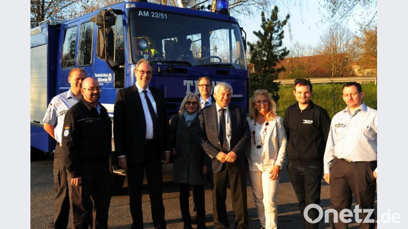 Zuversicht hinsichtlich des Neubaus der THW-Unterkunft in Amberg strahlen Paul Johannes Fietz (Vorstandsmitglied der Bundesimmobilienanstalt/Dritter von links)) und CSU-Bundestagsabgeordneter Alois Karl (Vierter von rechrs) aus. Ortsbeauftragter Marco Hubert (Zweiter von links) ist von den Verzögerungen aber eher genervt. Bild: gf