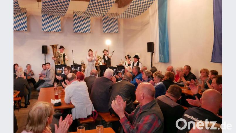 Für gute Stimmung im Publikum sorgen die Blechbläser "Blech 5ünf" sowie Lisa Wagner, die demnächst Bayerische Bierkönigin werden kann. Bild: gz